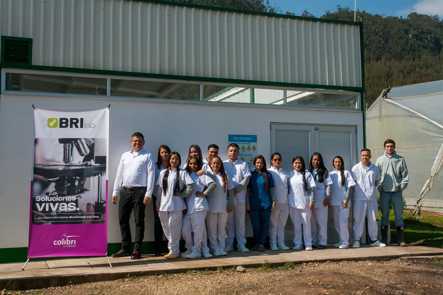 Equipo técnico de laboratorio de BRILab durante actividades de análisis y control de calidad